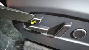特斯拉 Model Y L 前排左侧腿托按钮更换:两处锁片与安装方向-图片2