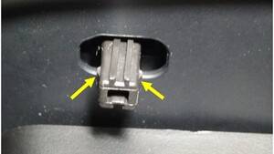 特斯拉 Model Y L 前排左侧腿托按钮更换:两处锁片与安装方向-图片2