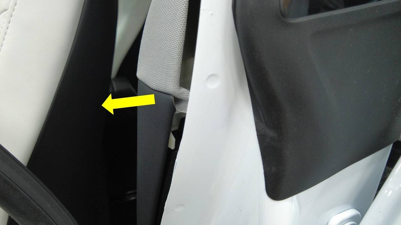 特斯拉 Model Y L 左侧B柱出风口更换:三颗1.3 Nm、六定位夹与饰板复装-图片4