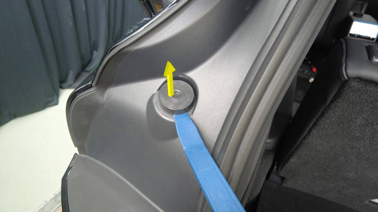 特斯拉 Model Y L 左侧尾门车身止动基座更换:双锁片与损伤检查-图片2