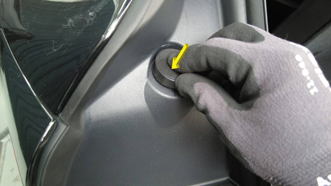 特斯拉 Model Y L 左侧尾门车身止动基座更换:双锁片与损伤检查-图片3