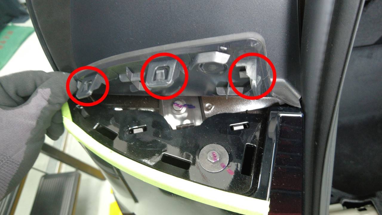 特斯拉 Model Y L 尾门左侧Dual Lock垫片更换:残胶清理与定位线-图片3