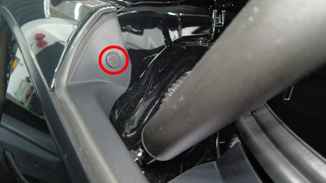 特斯拉 Model Y L 尾门左侧Dual Lock垫片更换:残胶清理与定位线-图片3
