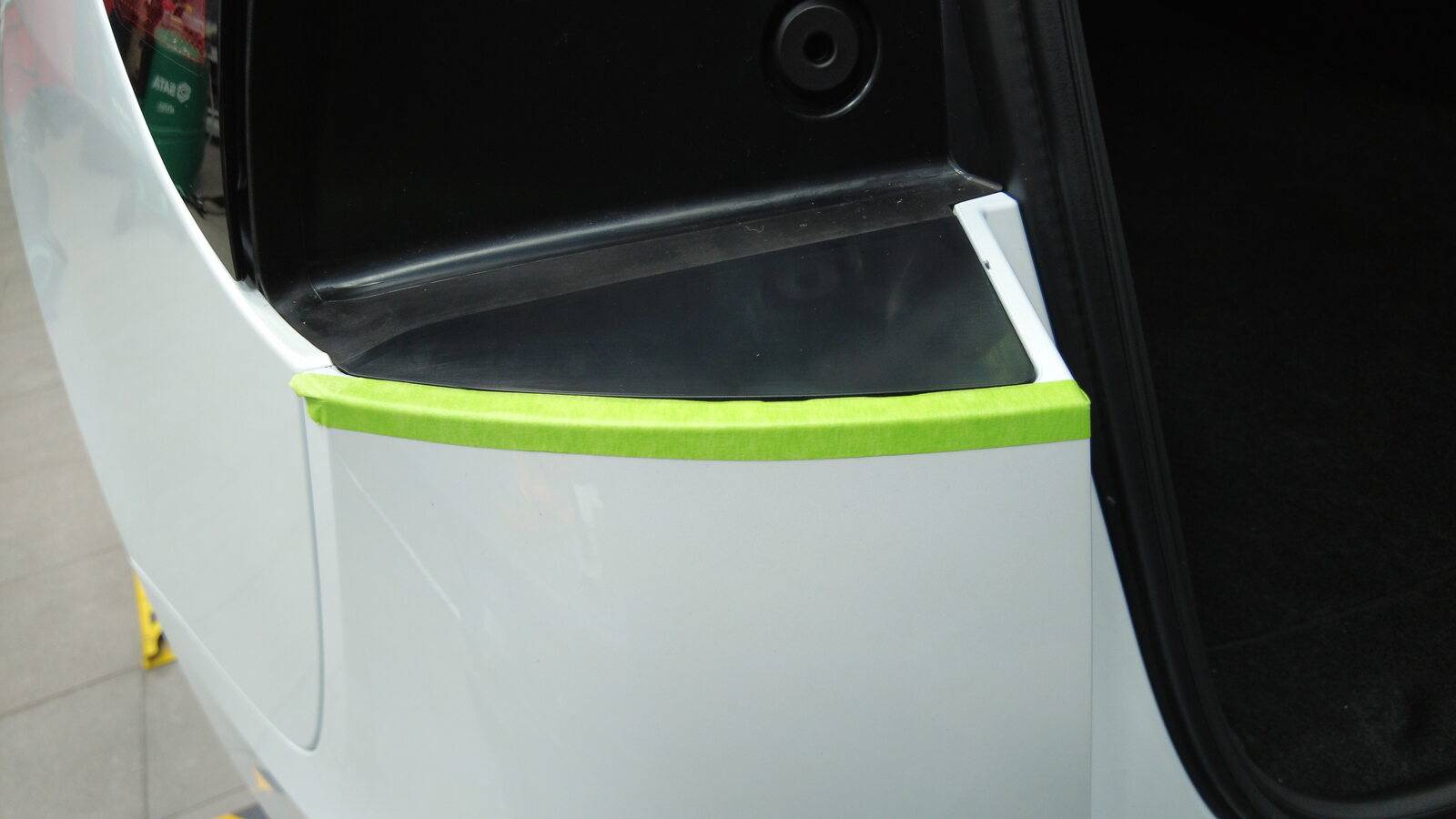 特斯拉 Model Y L 尾门左侧Dual Lock垫片更换:残胶清理与定位线-图片3
