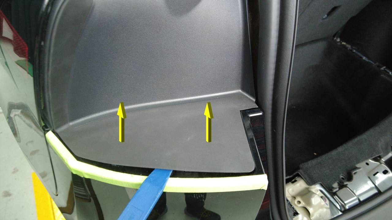 特斯拉 Model Y L 尾门左侧Dual Lock垫片更换:残胶清理与定位线-图片3