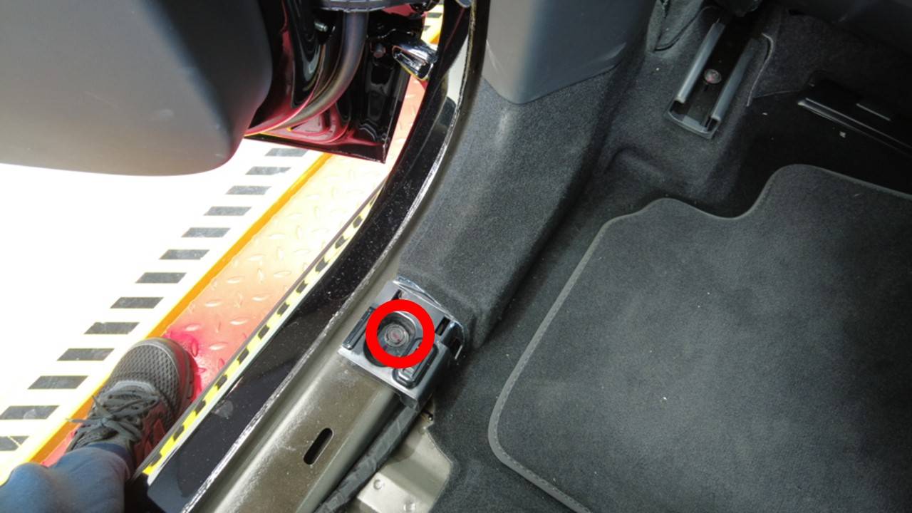 特斯拉 Model Y L 中部顶篷扬声器更换:0.65、2与2.5 Nm分组复装-图片3