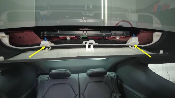特斯拉 Model Y L 左后顶篷扬声器更换:0.65 Nm、双定位与低压断接-图片2