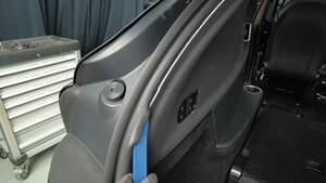 特斯拉 Model Y L 左侧C柱上出风口更换:两组1.3 Nm、四定位销与六锁片-图片5