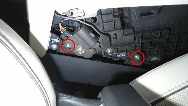 特斯拉 Model Y L 第二排杯托次总成更换:六螺钉、六锁片与三定位销-图片2