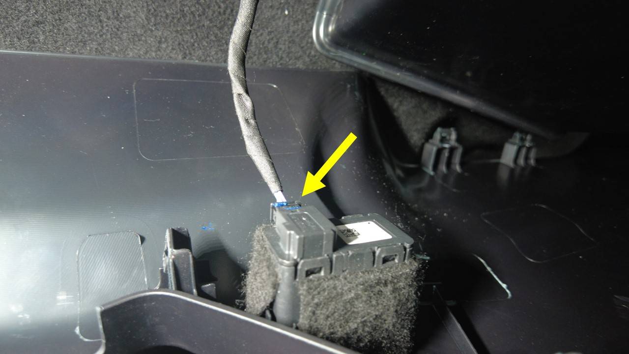 特斯拉 Model Y L 第二排左侧扶手开关更换:四卡子与21卡子分组复装-图片3