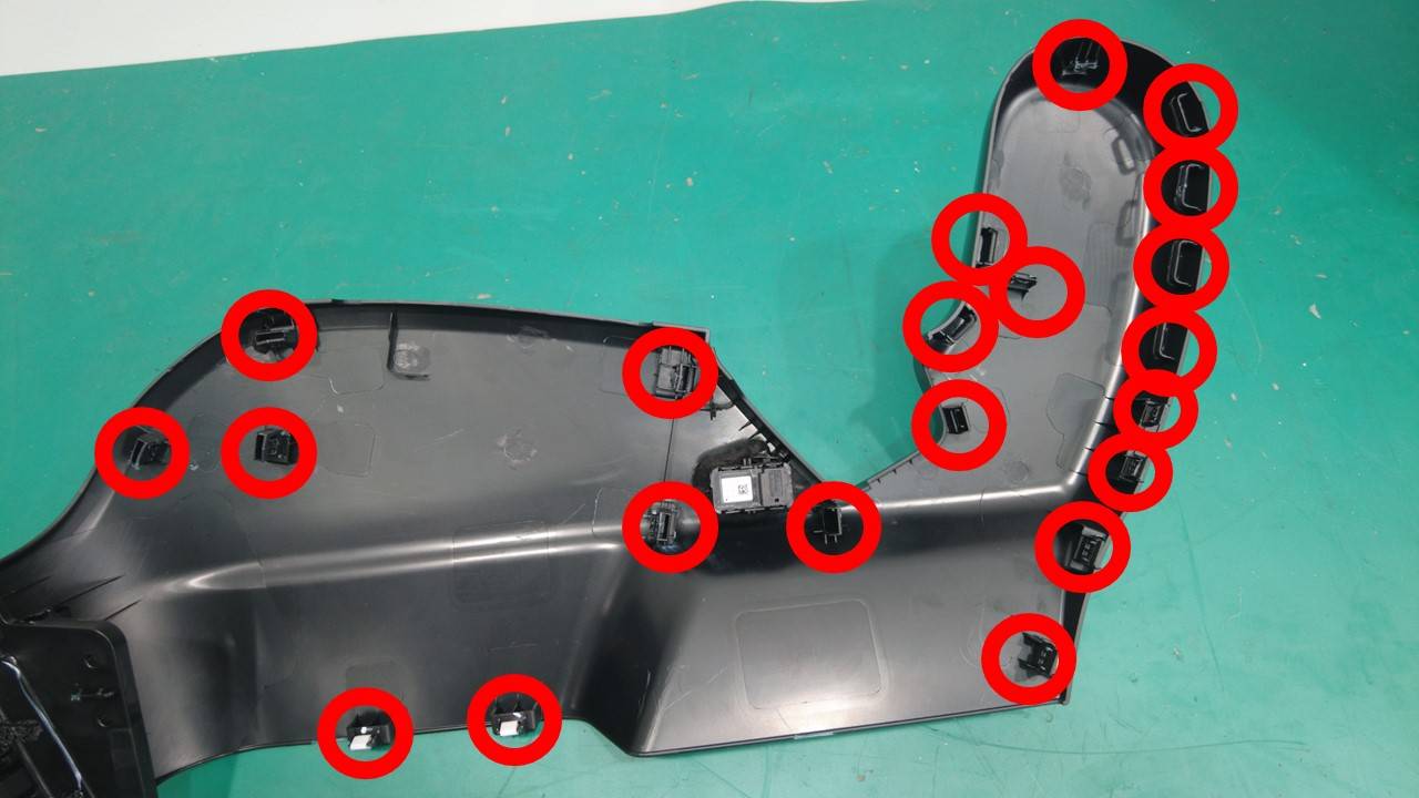 特斯拉 Model Y L 第二排左侧扶手开关更换:四卡子与21卡子分组复装-图片4