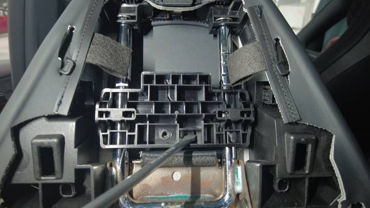 特斯拉 Model Y L 第二排左侧头枕更换:背板侧锁片、双挂钩与3 Nm-图片3