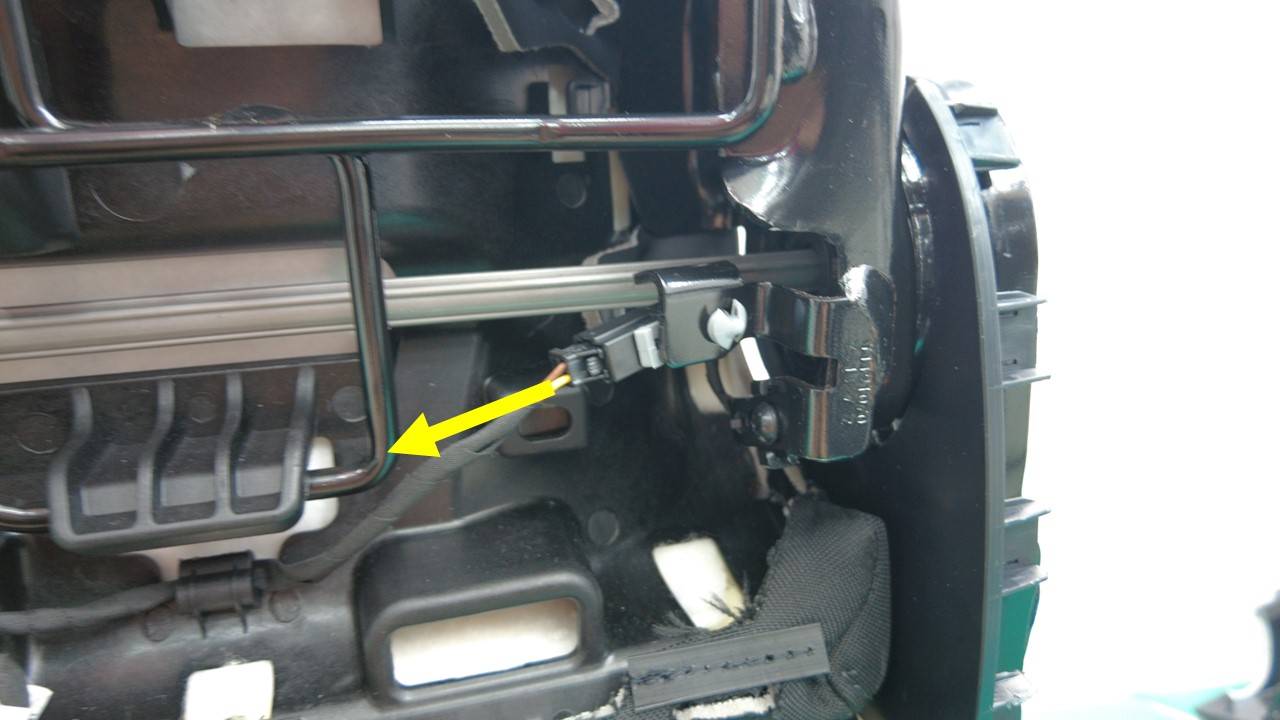 特斯拉 Model Y L 第二排靠背倾角传感器更换:0.8 Nm、定位销与上下拆装-图片3