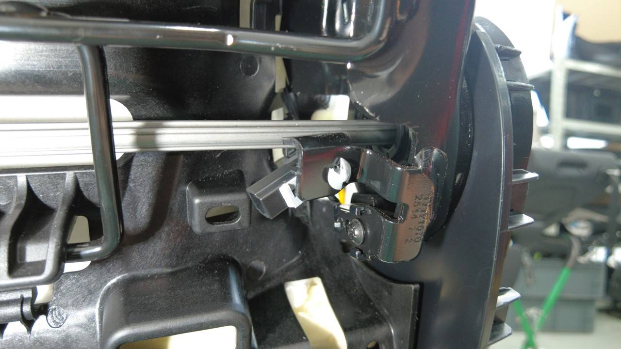 特斯拉 Model Y L 第二排靠背倾角传感器更换:0.8 Nm、定位销与上下拆装-图片3