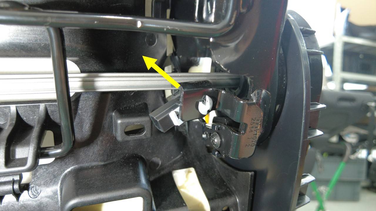 特斯拉 Model Y L 第二排靠背倾角传感器更换:0.8 Nm、定位销与上下拆装-图片3
