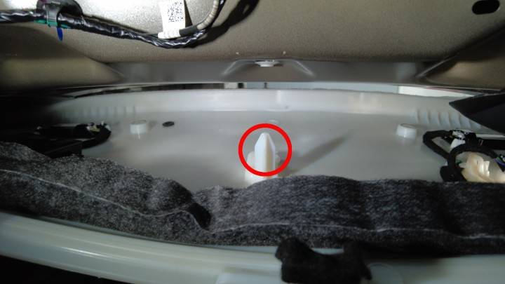特斯拉 Model Y L 第三排左侧顶灯拆装:气袋支撑、0.65 Nm与新系带夹-图片3