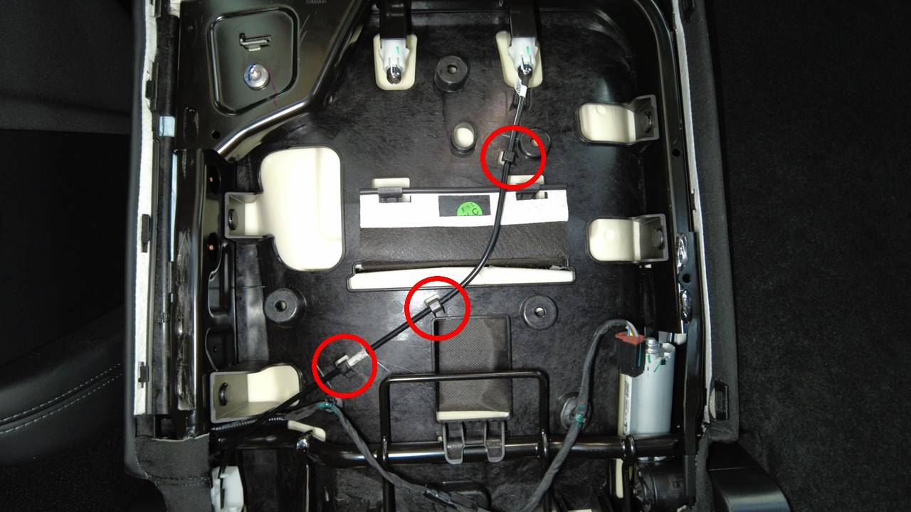 特斯拉 Model Y L 第三排左侧头枕更换:90度挑钩、双操作释放与缆索旋向-图片2